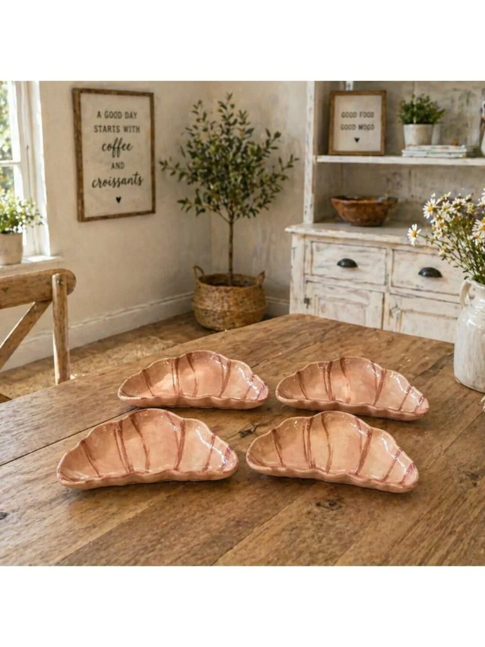 New Lot Of 4 Hard Plastic Croissant Shapped Brunch Party Picnic Serving Plates